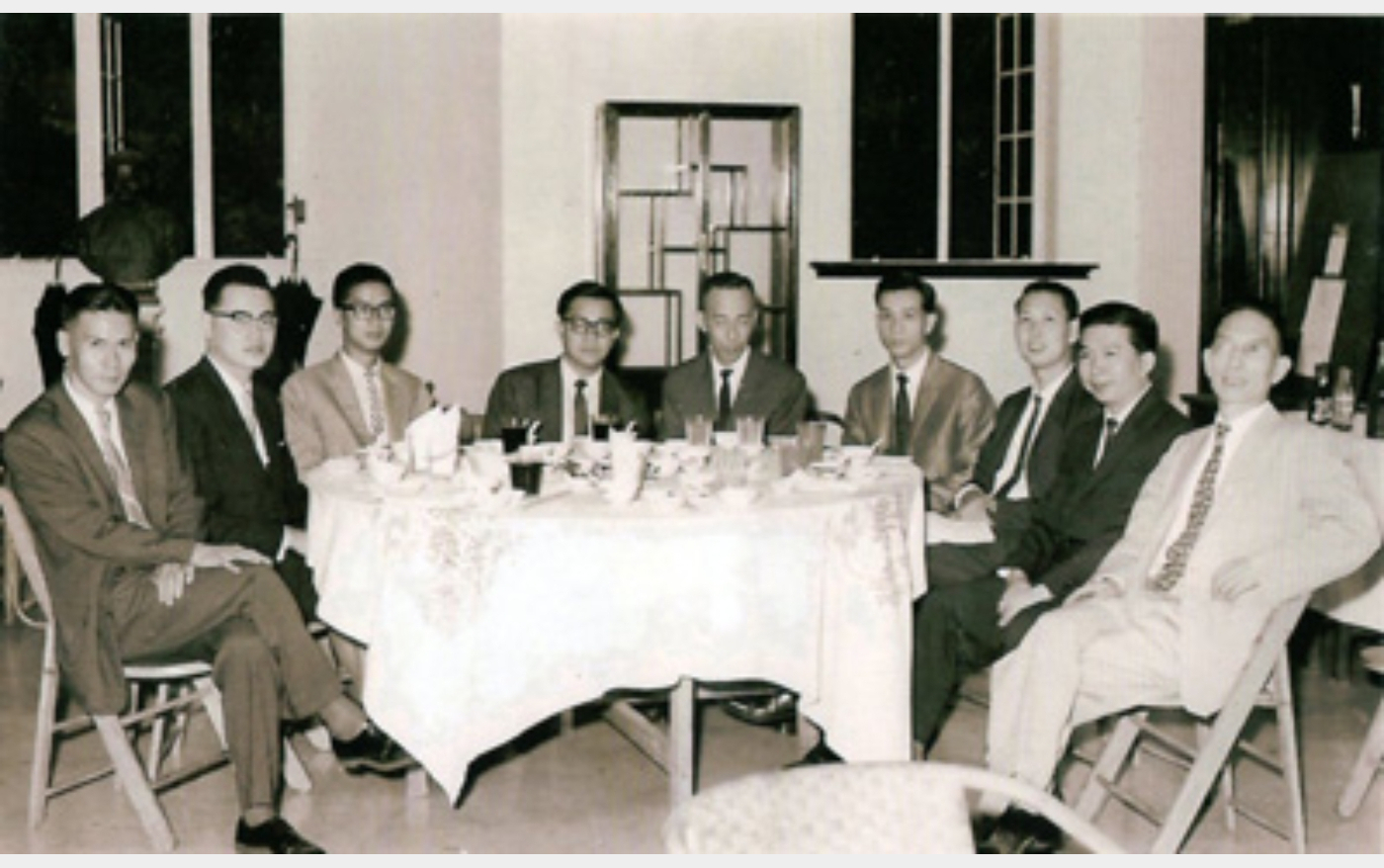 1962年中文系研究生與老師合影